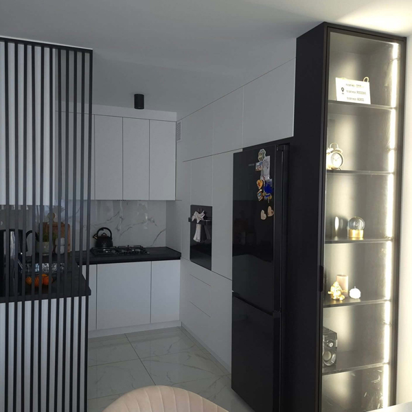 Nowoczesna kuchnia w jasnych tonach